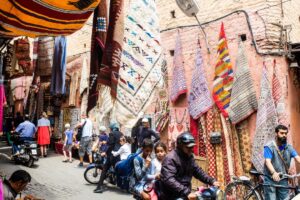 探索摩洛哥：游览该国需要多少费用？ (Translation: Exploring Morocco: How Much Does it Cost to Visit the Country?)